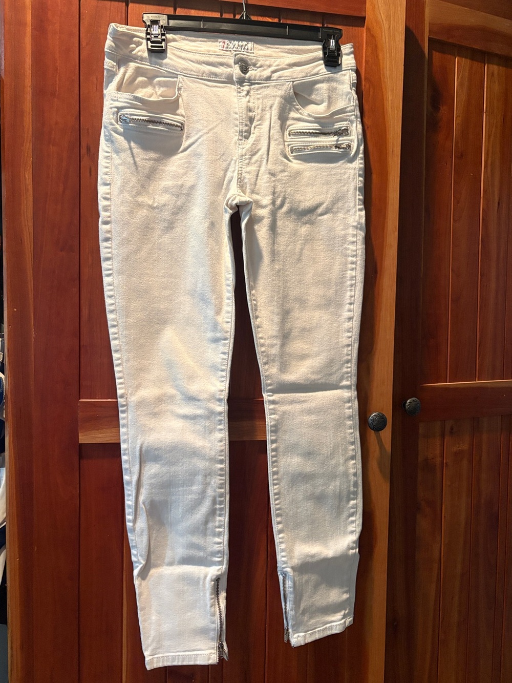 Guess White Women’s Low Waisted Skinny Jeans with Zip Pocket Detail